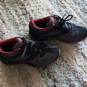 Boy's Puma tennis shoes